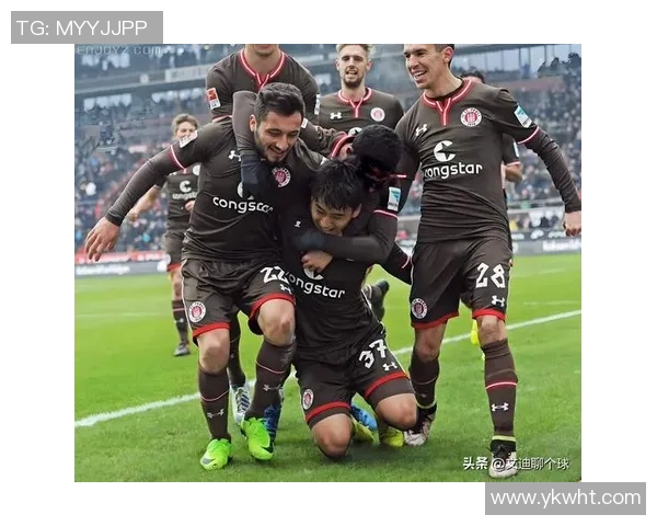 足球明星与怪兽的高清奇幻对决图片欣赏，尽享视觉盛宴与运动魅力